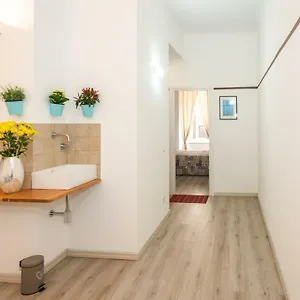 https://shelley-affittacamere-la-spezia.hotelitalianriviera.com